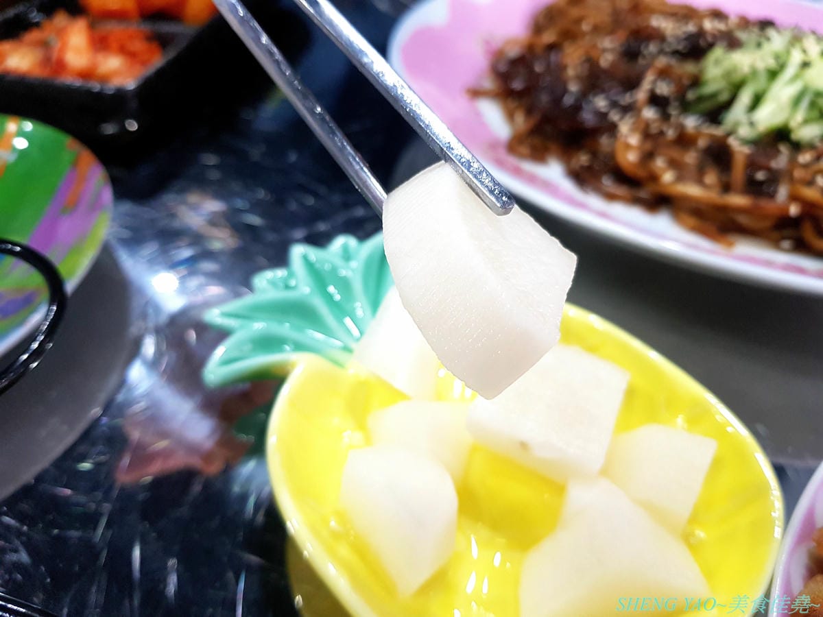 [台中西區]NiL Kitchen 尼歐韓廚 – 台中公益路附近新開的韓式料理,裝潢很有時尚風格,餐具精緻有質感,餐點口味還不錯,起司韓國炸雞大推好吃,女店長超漂亮,營業時間到晚上12點,聚餐吃消夜也很OK