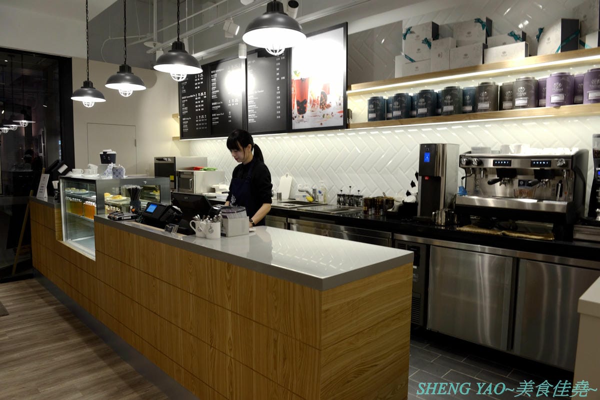 [台中梧棲]Whittard of Chelsea 台中三井店 – 130多年歷史的英國老牌茶莊海外唯二分店開幕了,不用飛英國就能買到他們的茶葉和熱巧克力粉,店內有附設TEA BAR和內用區,可以坐在裏頭喝。
