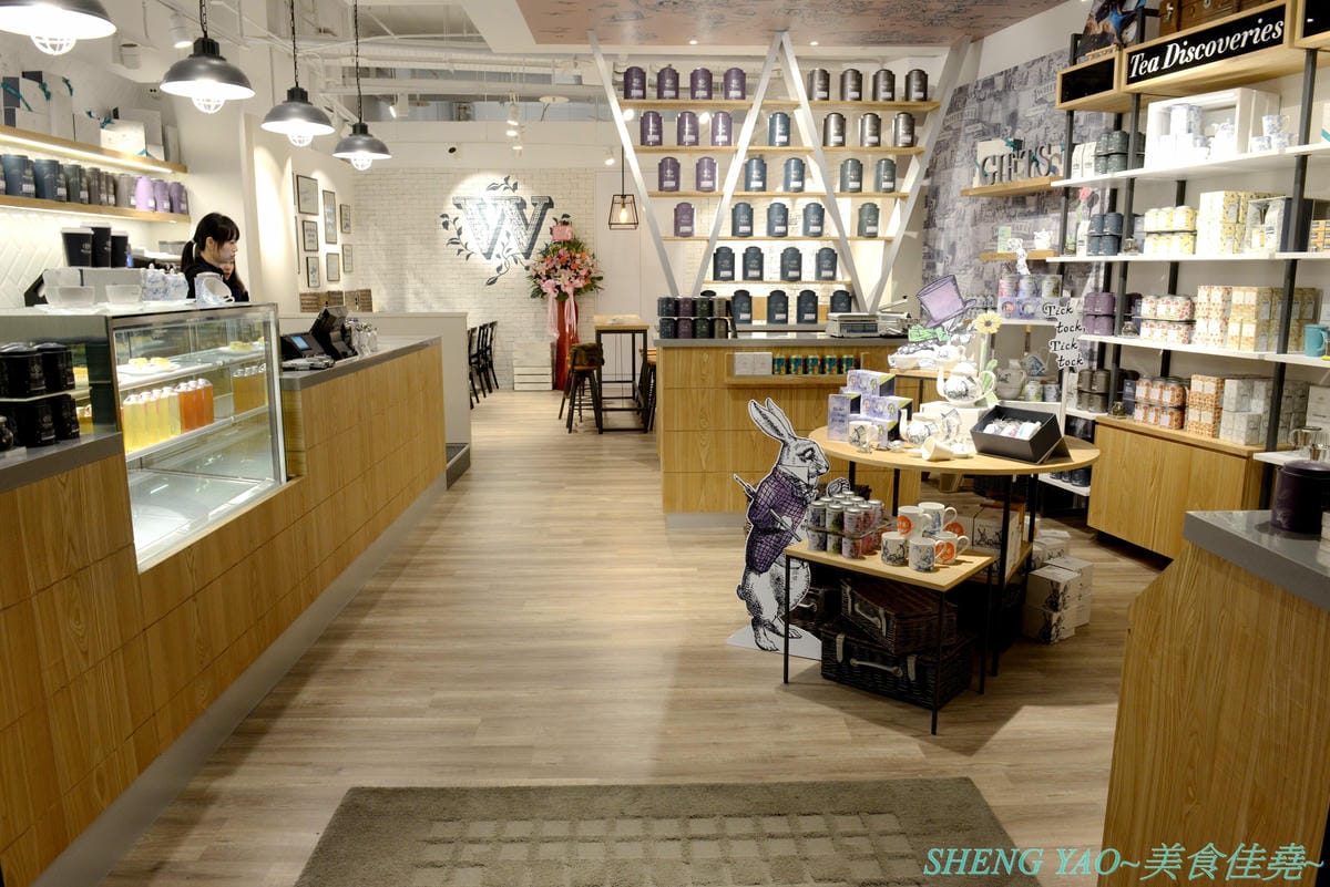 [台中梧棲]Whittard of Chelsea 台中三井店 – 130多年歷史的英國老牌茶莊海外唯二分店開幕了,不用飛英國就能買到他們的茶葉和熱巧克力粉,店內有附設TEA BAR和內用區,可以坐在裏頭喝。
