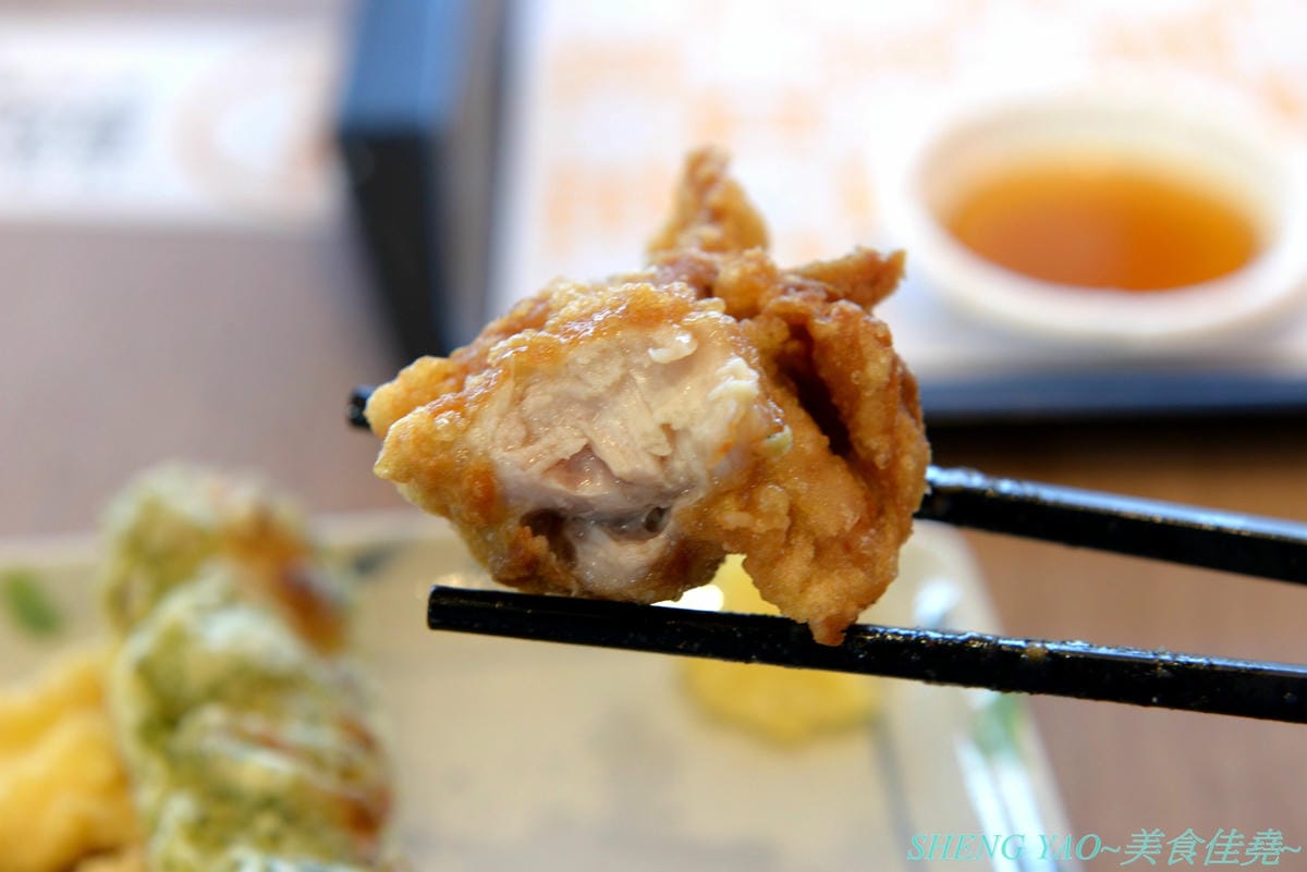 [台中梧棲]宮武讚岐烏龍麵 台中三井店 – 來自日本香川的70年歷史老牌烏龍麵店,自助式烏龍麵始祖,現場揉麵製麵,麵條口感Q滑,湯頭口味不錯,價位還算親民,一樓美食街人氣王。