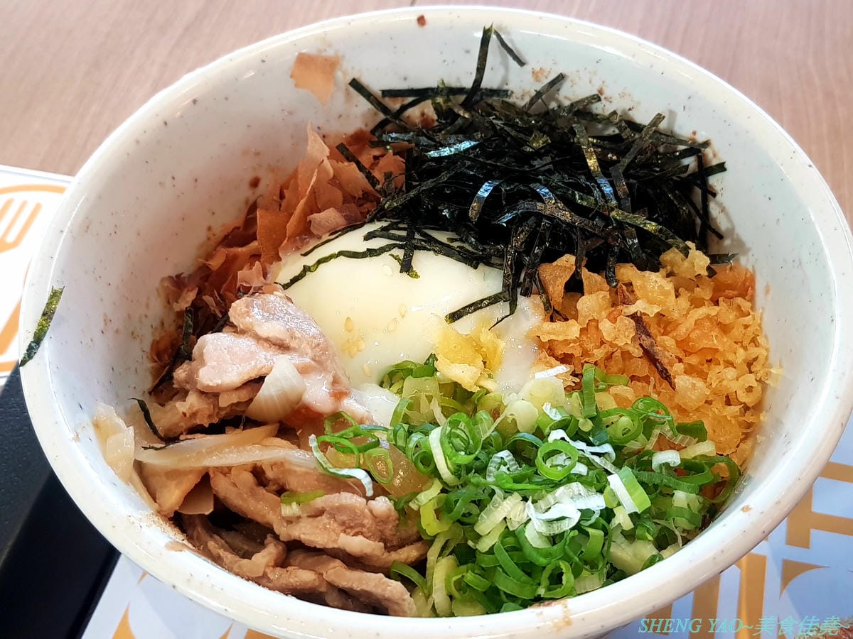 [台中梧棲]宮武讚岐烏龍麵 台中三井店 – 來自日本香川的70年歷史老牌烏龍麵店,自助式烏龍麵始祖,現場揉麵製麵,麵條口感Q滑,湯頭口味不錯,價位還算親民,一樓美食街人氣王。