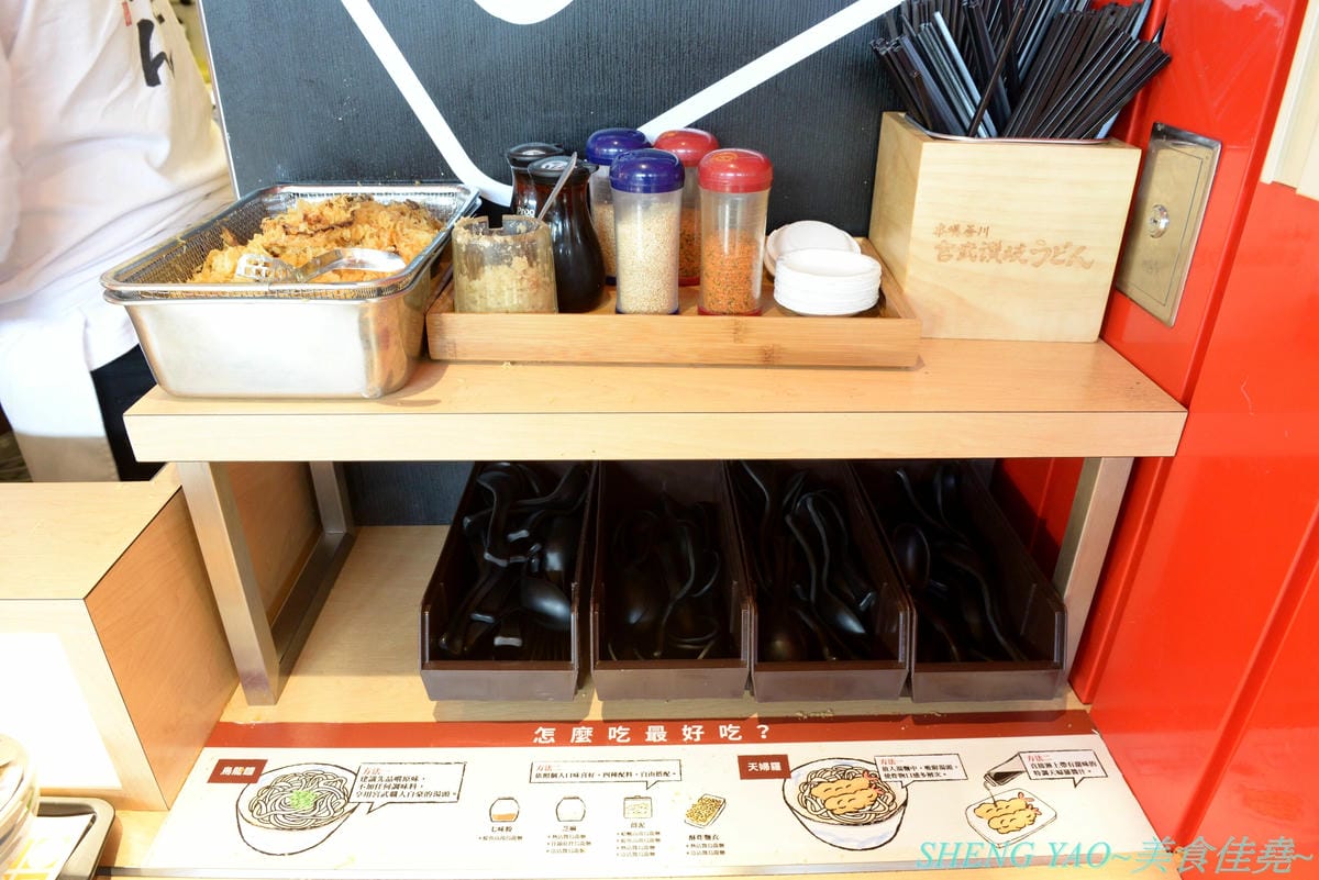[台中梧棲]宮武讚岐烏龍麵 台中三井店 – 來自日本香川的70年歷史老牌烏龍麵店,自助式烏龍麵始祖,現場揉麵製麵,麵條口感Q滑,湯頭口味不錯,價位還算親民,一樓美食街人氣王。