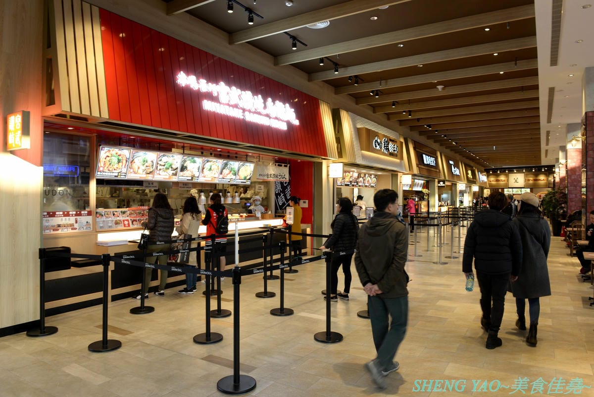 [台中梧棲]宮武讚岐烏龍麵 台中三井店 – 來自日本香川的70年歷史老牌烏龍麵店,自助式烏龍麵始祖,現場揉麵製麵,麵條口感Q滑,湯頭口味不錯,價位還算親民,一樓美食街人氣王。