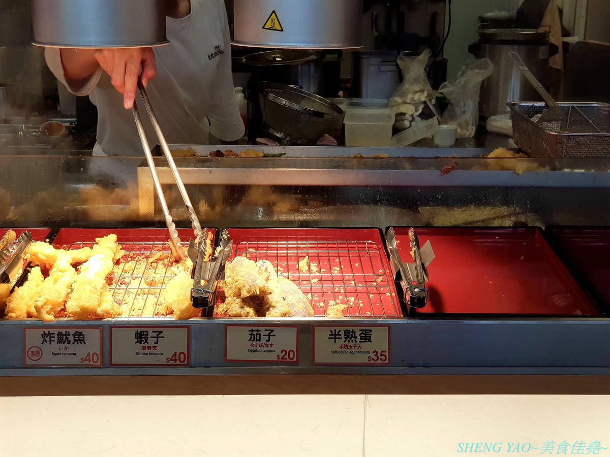 [台中梧棲]宮武讚岐烏龍麵 台中三井店 – 來自日本香川的70年歷史老牌烏龍麵店,自助式烏龍麵始祖,現場揉麵製麵,麵條口感Q滑,湯頭口味不錯,價位還算親民,一樓美食街人氣王。