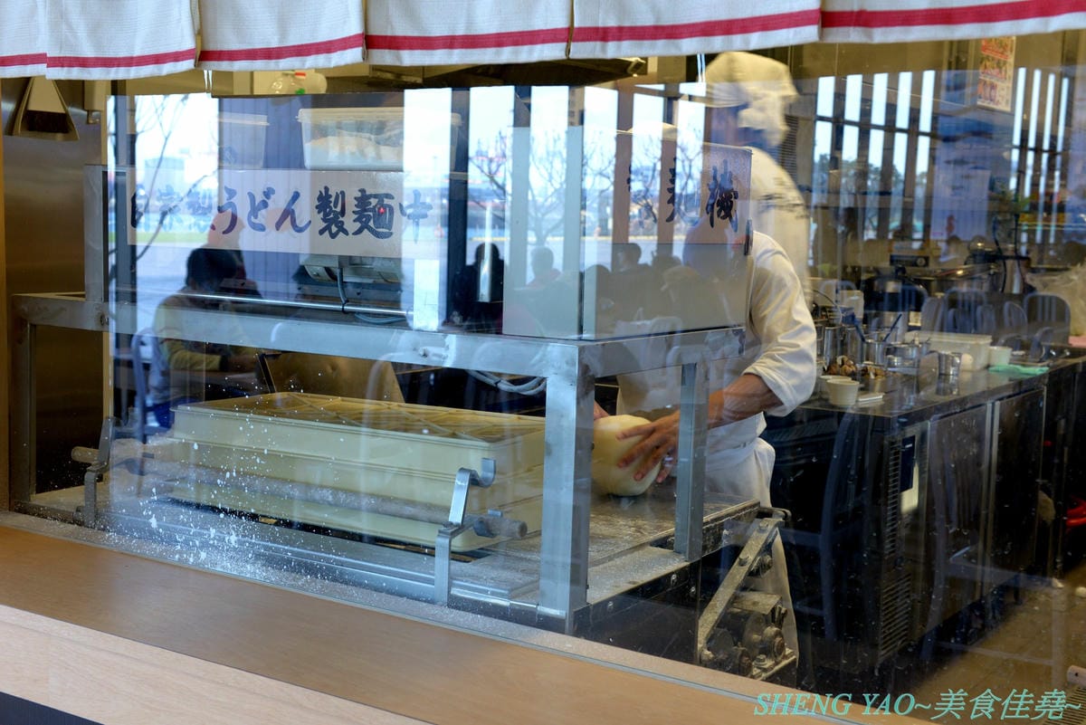 [台中梧棲]宮武讚岐烏龍麵 台中三井店 – 來自日本香川的70年歷史老牌烏龍麵店,自助式烏龍麵始祖,現場揉麵製麵,麵條口感Q滑,湯頭口味不錯,價位還算親民,一樓美食街人氣王。