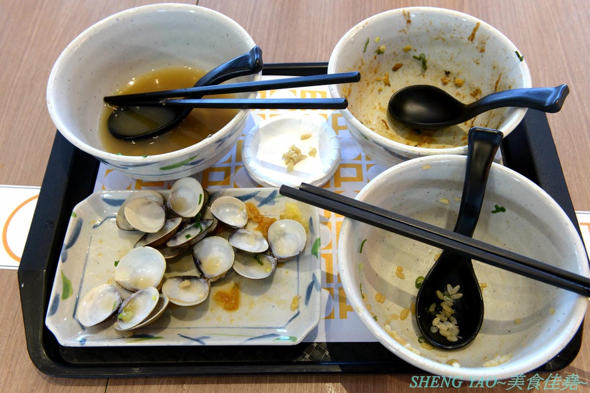[台中梧棲]宮武讚岐烏龍麵 台中三井店 – 來自日本香川的70年歷史老牌烏龍麵店,自助式烏龍麵始祖,現場揉麵製麵,麵條口感Q滑,湯頭口味不錯,價位還算親民,一樓美食街人氣王。