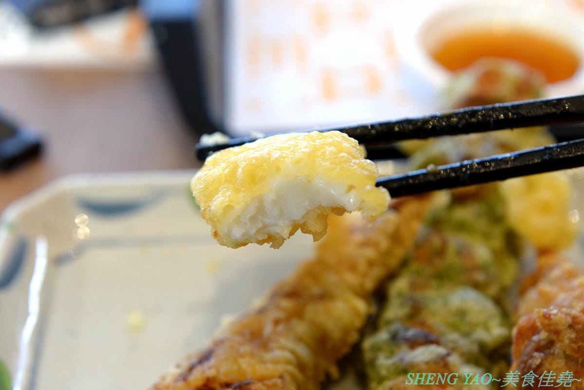 [台中梧棲]宮武讚岐烏龍麵 台中三井店 – 來自日本香川的70年歷史老牌烏龍麵店,自助式烏龍麵始祖,現場揉麵製麵,麵條口感Q滑,湯頭口味不錯,價位還算親民,一樓美食街人氣王。