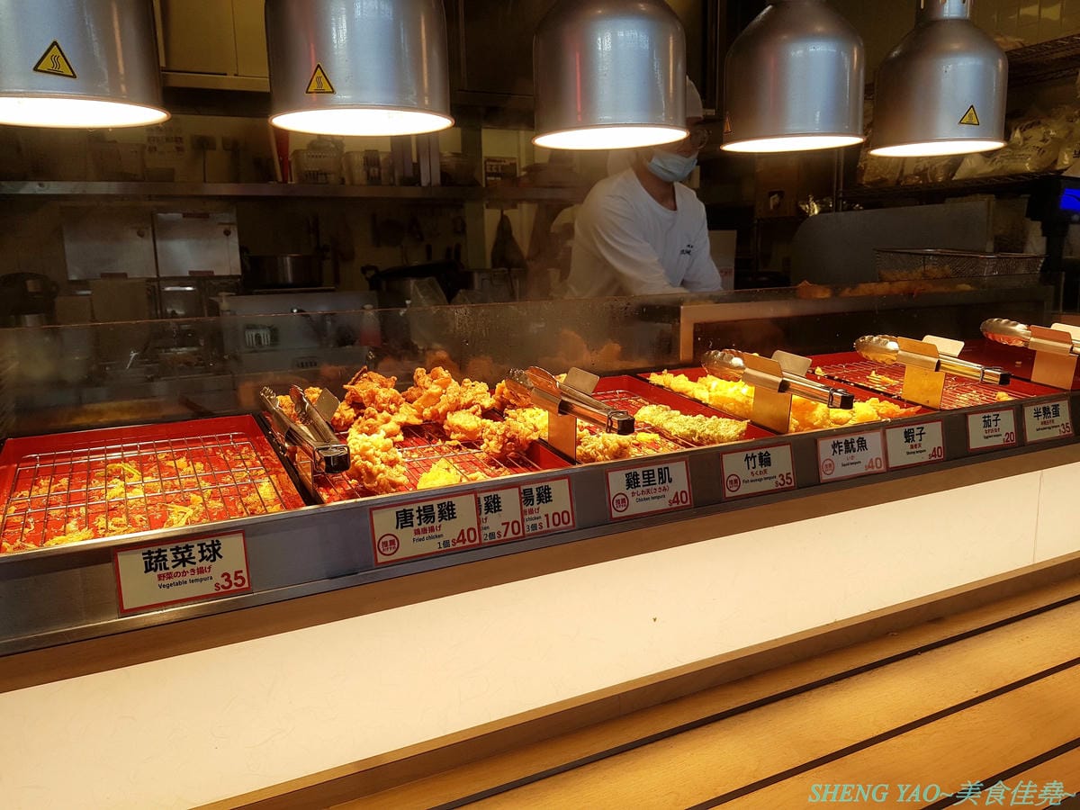 [台中梧棲]宮武讚岐烏龍麵 台中三井店 – 來自日本香川的70年歷史老牌烏龍麵店,自助式烏龍麵始祖,現場揉麵製麵,麵條口感Q滑,湯頭口味不錯,價位還算親民,一樓美食街人氣王。