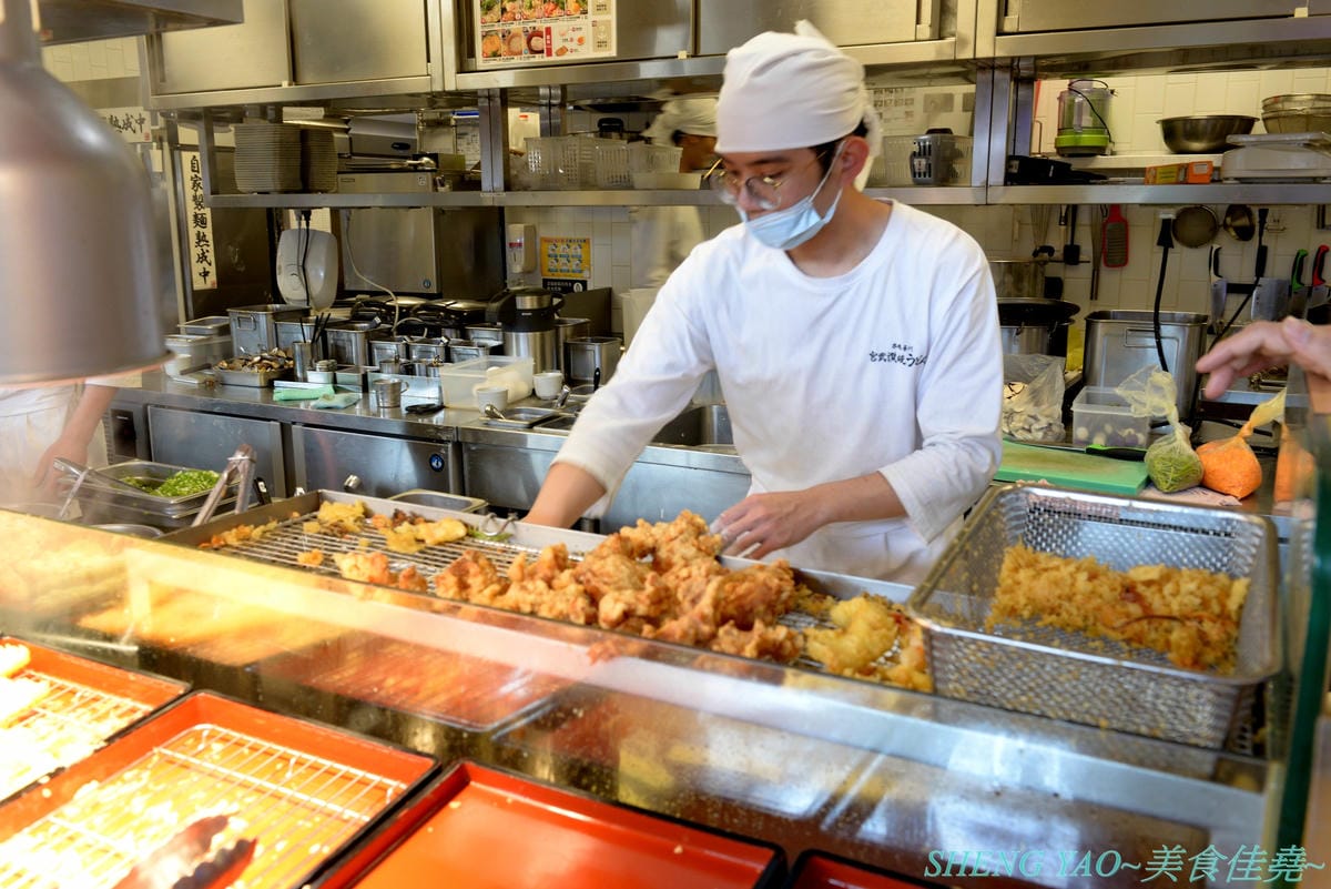 [台中梧棲]宮武讚岐烏龍麵 台中三井店 – 來自日本香川的70年歷史老牌烏龍麵店,自助式烏龍麵始祖,現場揉麵製麵,麵條口感Q滑,湯頭口味不錯,價位還算親民,一樓美食街人氣王。