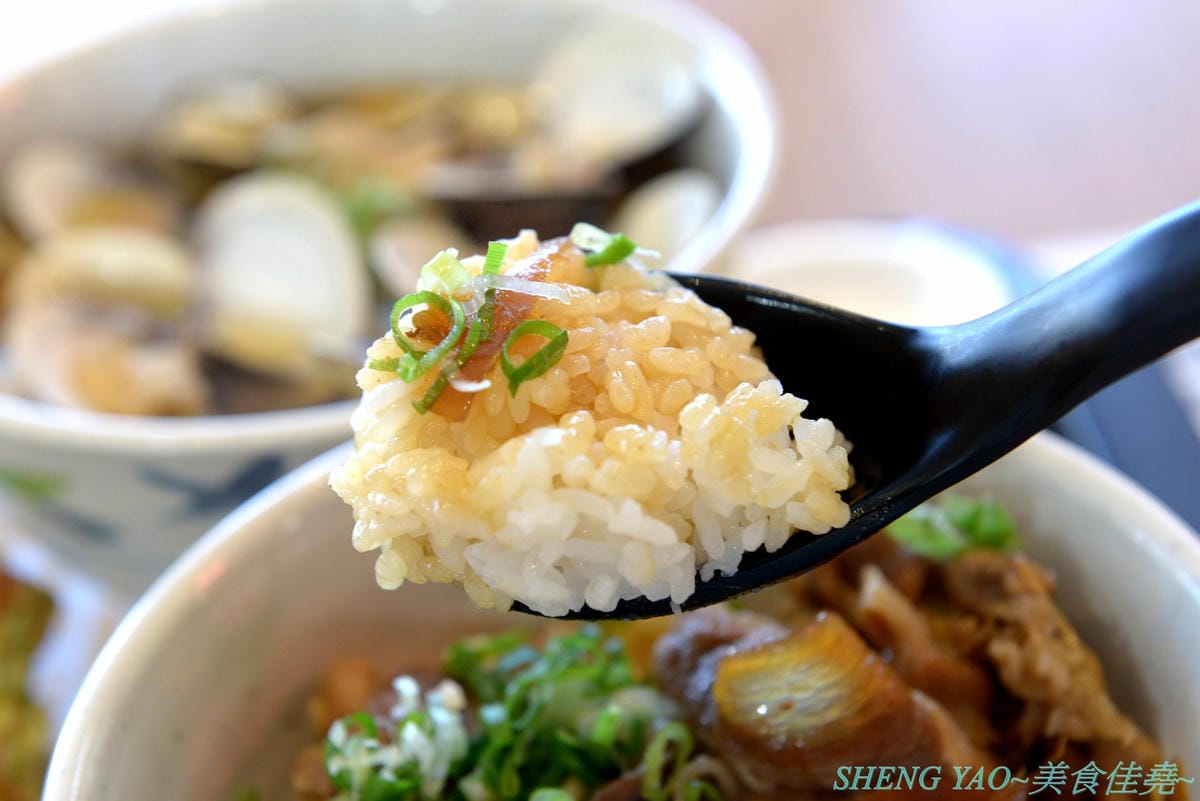 [台中梧棲]宮武讚岐烏龍麵 台中三井店 – 來自日本香川的70年歷史老牌烏龍麵店,自助式烏龍麵始祖,現場揉麵製麵,麵條口感Q滑,湯頭口味不錯,價位還算親民,一樓美食街人氣王。
