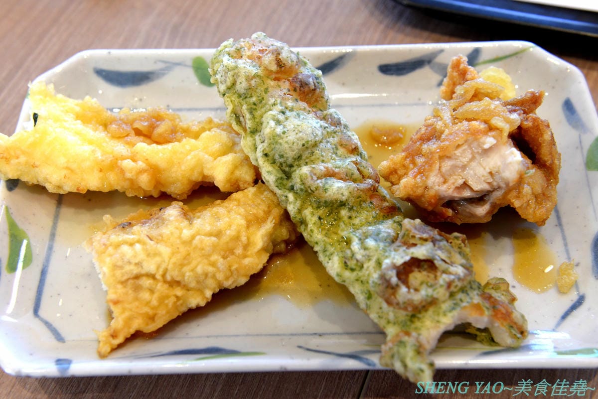 [台中梧棲]宮武讚岐烏龍麵 台中三井店 – 來自日本香川的70年歷史老牌烏龍麵店,自助式烏龍麵始祖,現場揉麵製麵,麵條口感Q滑,湯頭口味不錯,價位還算親民,一樓美食街人氣王。