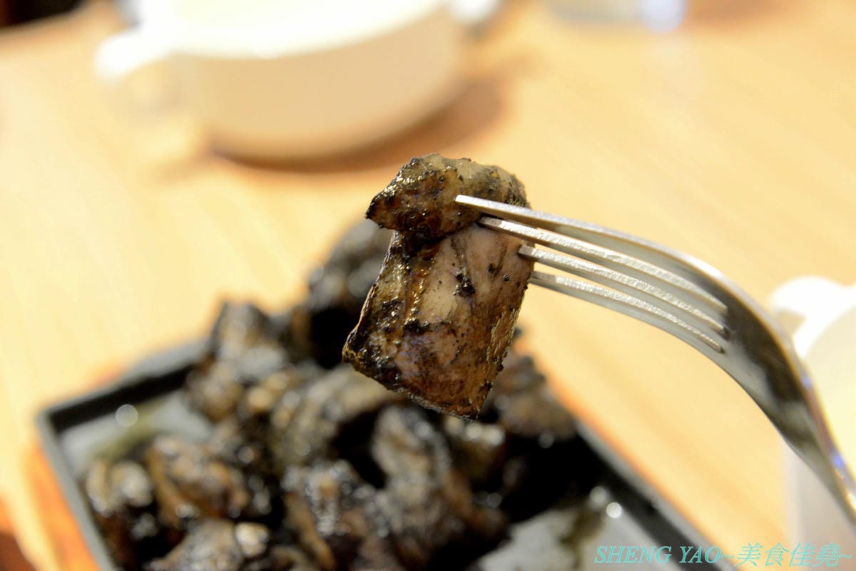 [台中南屯]Gyusya 牛舎炭火漢堡排專門店 – 台中新開的和風洋食餐廳,餐點主打現場手拍純牛肉漢堡排,黑咖哩和黑漆漆的炭火直烤雞也很特別,口味看個人,可愛店員妹妹大大加分。