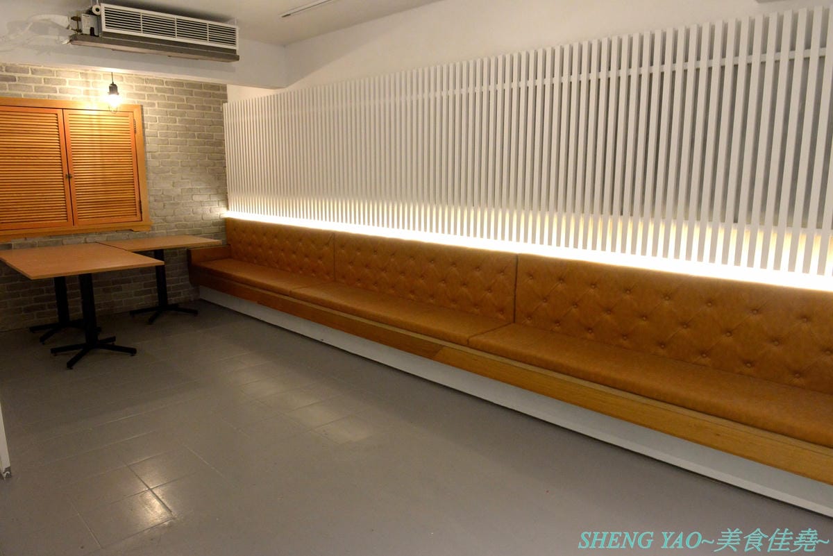[台中南屯]Gyusya 牛舎炭火漢堡排專門店 – 台中新開的和風洋食餐廳,餐點主打現場手拍純牛肉漢堡排,黑咖哩和黑漆漆的炭火直烤雞也很特別,口味看個人,可愛店員妹妹大大加分。