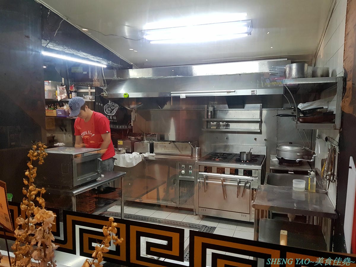 [台中南屯]Gyusya 牛舎炭火漢堡排專門店 – 台中新開的和風洋食餐廳,餐點主打現場手拍純牛肉漢堡排,黑咖哩和黑漆漆的炭火直烤雞也很特別,口味看個人,可愛店員妹妹大大加分。
