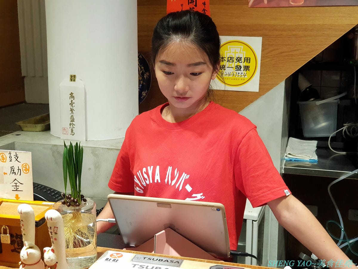 [台中南屯]Gyusya 牛舎炭火漢堡排專門店 – 台中新開的和風洋食餐廳,餐點主打現場手拍純牛肉漢堡排,黑咖哩和黑漆漆的炭火直烤雞也很特別,口味看個人,可愛店員妹妹大大加分。