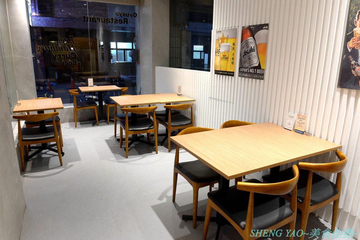 [台中南屯]Gyusya 牛舎炭火漢堡排專門店 – 台中新開的和風洋食餐廳,餐點主打現場手拍純牛肉漢堡排,黑咖哩和黑漆漆的炭火直烤雞也很特別,口味看個人,可愛店員妹妹大大加分。