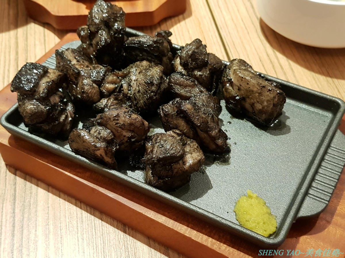 [台中南屯]Gyusya 牛舎炭火漢堡排專門店 – 台中新開的和風洋食餐廳,餐點主打現場手拍純牛肉漢堡排,黑咖哩和黑漆漆的炭火直烤雞也很特別,口味看個人,可愛店員妹妹大大加分。