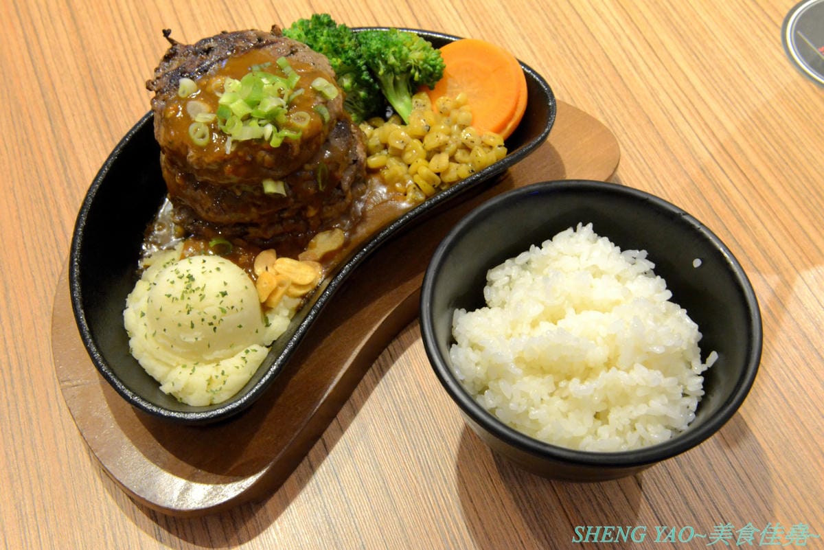 [台中南屯]Gyusya 牛舎炭火漢堡排專門店 – 台中新開的和風洋食餐廳,餐點主打現場手拍純牛肉漢堡排,黑咖哩和黑漆漆的炭火直烤雞也很特別,口味看個人,可愛店員妹妹大大加分。