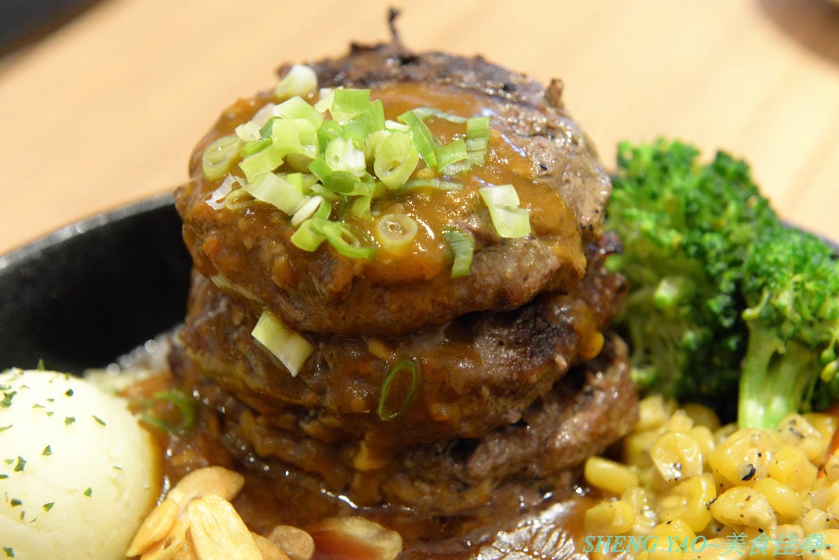 [台中南屯]Gyusya 牛舎炭火漢堡排專門店 – 台中新開的和風洋食餐廳,餐點主打現場手拍純牛肉漢堡排,黑咖哩和黑漆漆的炭火直烤雞也很特別,口味看個人,可愛店員妹妹大大加分。