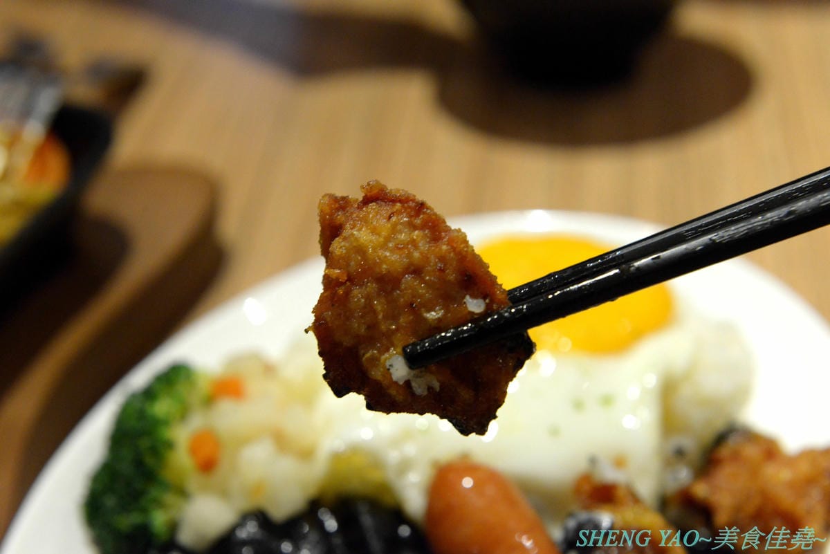 [台中南屯]Gyusya 牛舎炭火漢堡排專門店 – 台中新開的和風洋食餐廳,餐點主打現場手拍純牛肉漢堡排,黑咖哩和黑漆漆的炭火直烤雞也很特別,口味看個人,可愛店員妹妹大大加分。