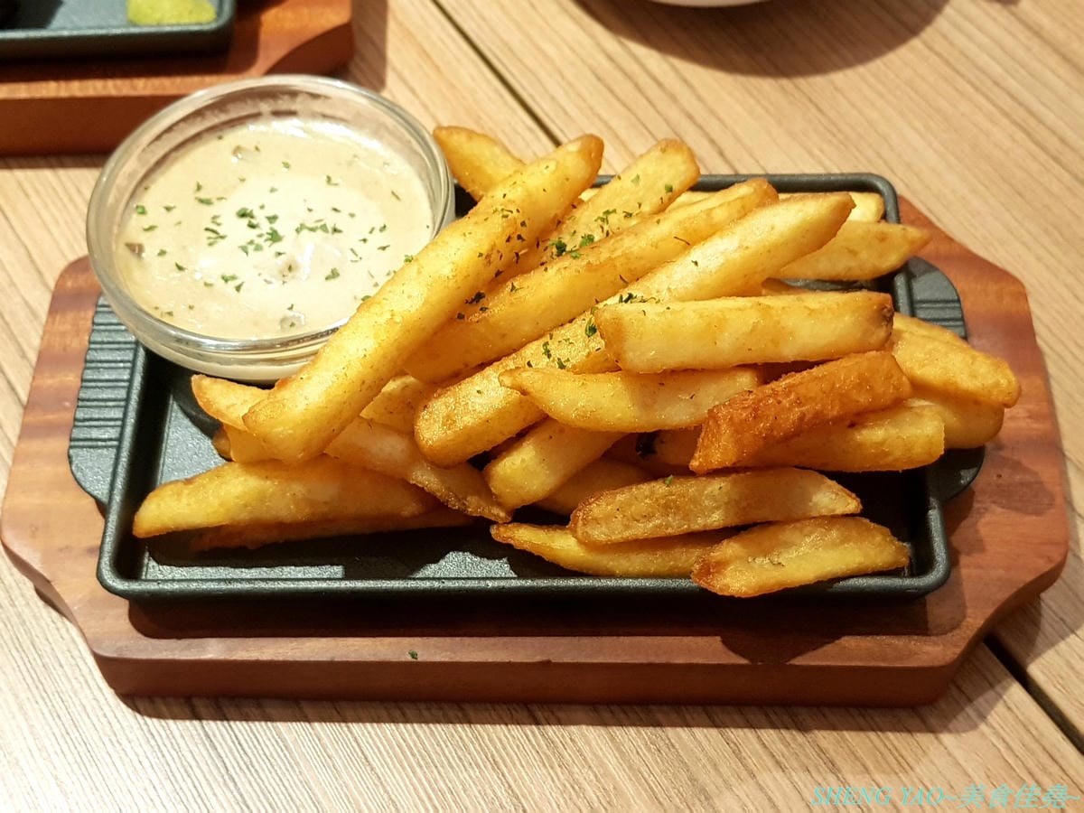 [台中南屯]Gyusya 牛舎炭火漢堡排專門店 – 台中新開的和風洋食餐廳,餐點主打現場手拍純牛肉漢堡排,黑咖哩和黑漆漆的炭火直烤雞也很特別,口味看個人,可愛店員妹妹大大加分。