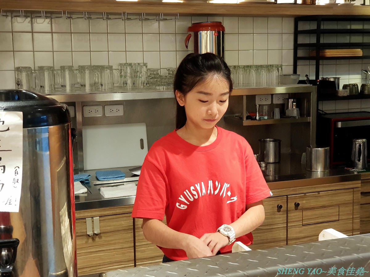 [台中南屯]Gyusya 牛舎炭火漢堡排專門店 – 台中新開的和風洋食餐廳,餐點主打現場手拍純牛肉漢堡排,黑咖哩和黑漆漆的炭火直烤雞也很特別,口味看個人,可愛店員妹妹大大加分。