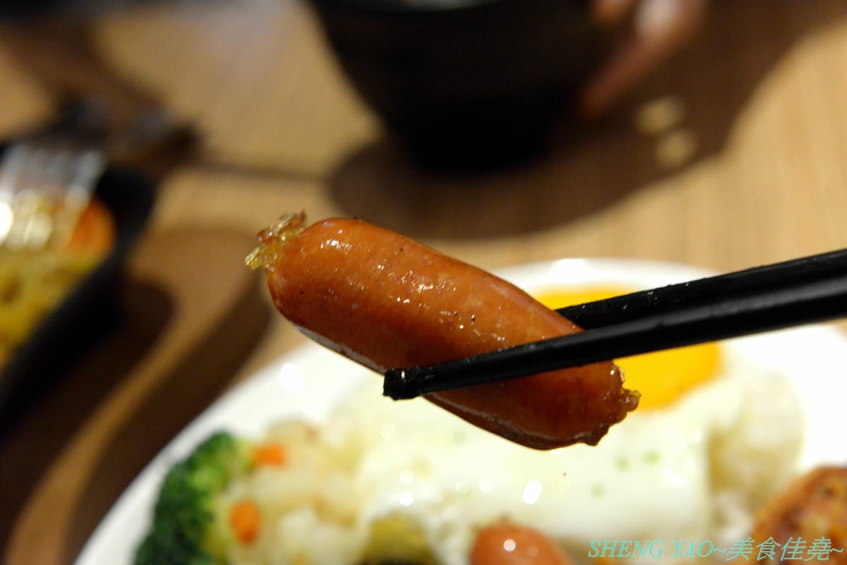 [台中南屯]Gyusya 牛舎炭火漢堡排專門店 – 台中新開的和風洋食餐廳,餐點主打現場手拍純牛肉漢堡排,黑咖哩和黑漆漆的炭火直烤雞也很特別,口味看個人,可愛店員妹妹大大加分。
