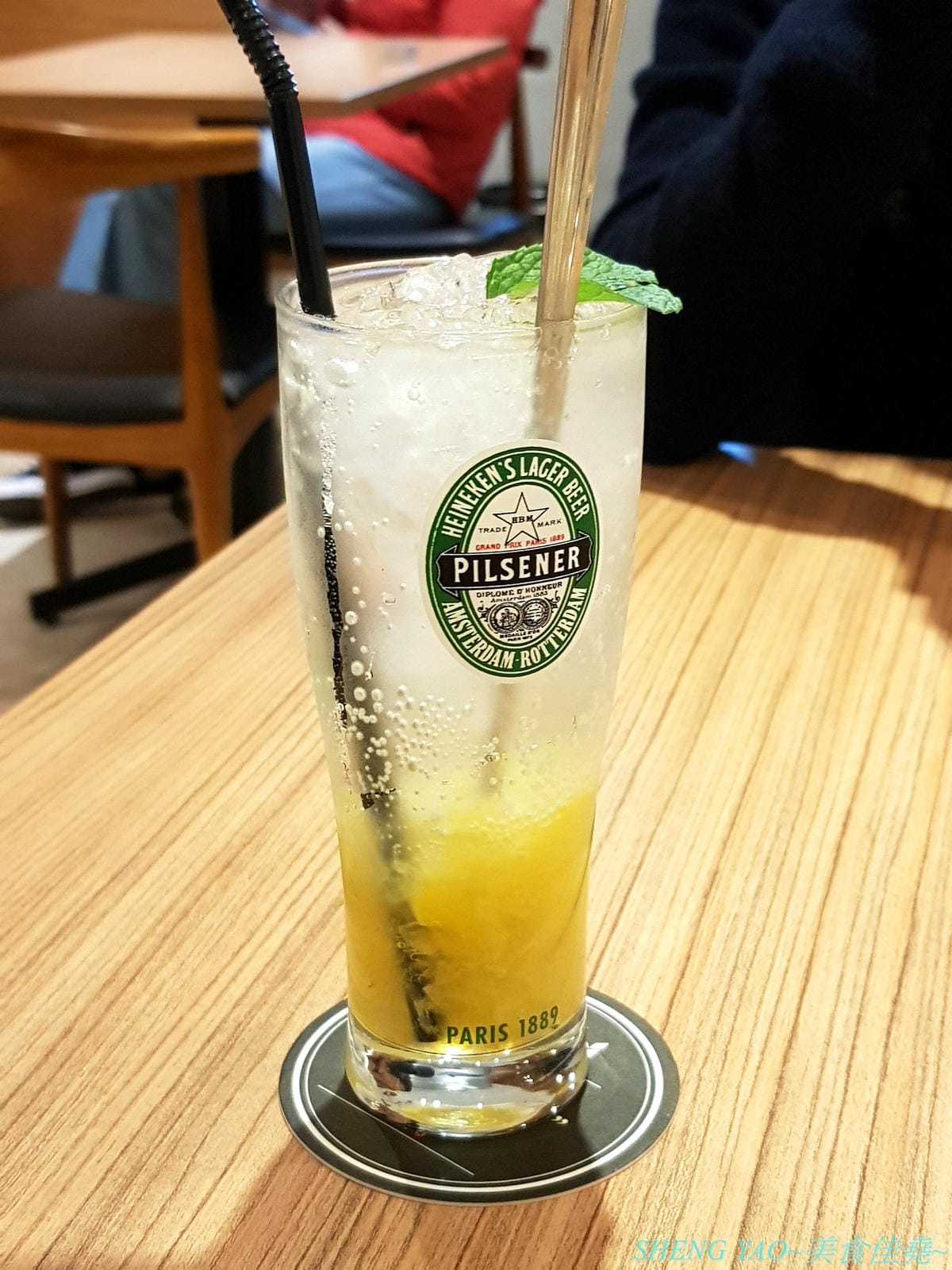 [台中南屯]Gyusya 牛舎炭火漢堡排專門店 – 台中新開的和風洋食餐廳,餐點主打現場手拍純牛肉漢堡排,黑咖哩和黑漆漆的炭火直烤雞也很特別,口味看個人,可愛店員妹妹大大加分。