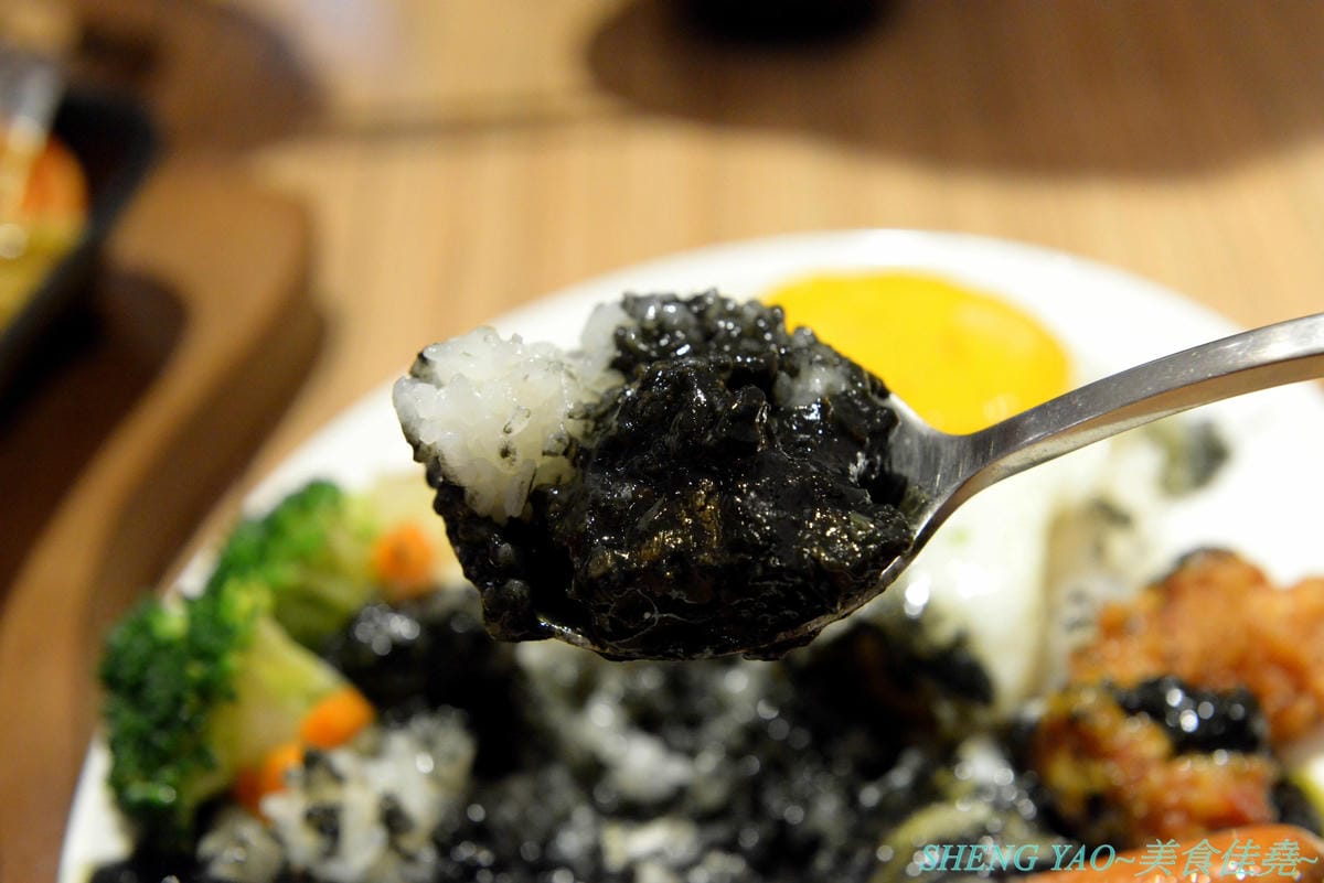 [台中南屯]Gyusya 牛舎炭火漢堡排專門店 – 台中新開的和風洋食餐廳,餐點主打現場手拍純牛肉漢堡排,黑咖哩和黑漆漆的炭火直烤雞也很特別,口味看個人,可愛店員妹妹大大加分。