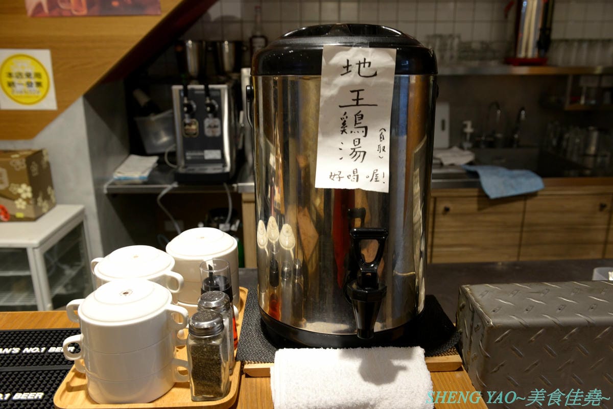 [台中南屯]Gyusya 牛舎炭火漢堡排專門店 – 台中新開的和風洋食餐廳,餐點主打現場手拍純牛肉漢堡排,黑咖哩和黑漆漆的炭火直烤雞也很特別,口味看個人,可愛店員妹妹大大加分。