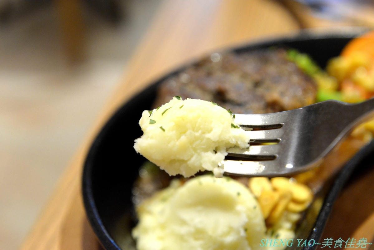 [台中南屯]Gyusya 牛舎炭火漢堡排專門店 – 台中新開的和風洋食餐廳,餐點主打現場手拍純牛肉漢堡排,黑咖哩和黑漆漆的炭火直烤雞也很特別,口味看個人,可愛店員妹妹大大加分。