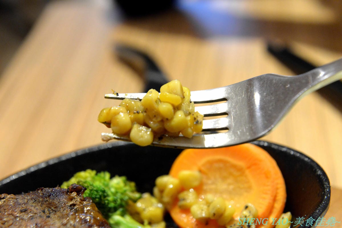 [台中南屯]Gyusya 牛舎炭火漢堡排專門店 – 台中新開的和風洋食餐廳,餐點主打現場手拍純牛肉漢堡排,黑咖哩和黑漆漆的炭火直烤雞也很特別,口味看個人,可愛店員妹妹大大加分。