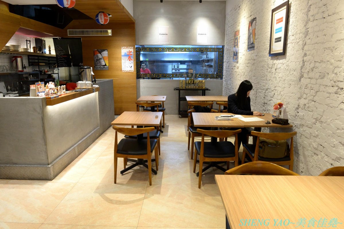 [台中南屯]Gyusya 牛舎炭火漢堡排專門店 – 台中新開的和風洋食餐廳,餐點主打現場手拍純牛肉漢堡排,黑咖哩和黑漆漆的炭火直烤雞也很特別,口味看個人,可愛店員妹妹大大加分。