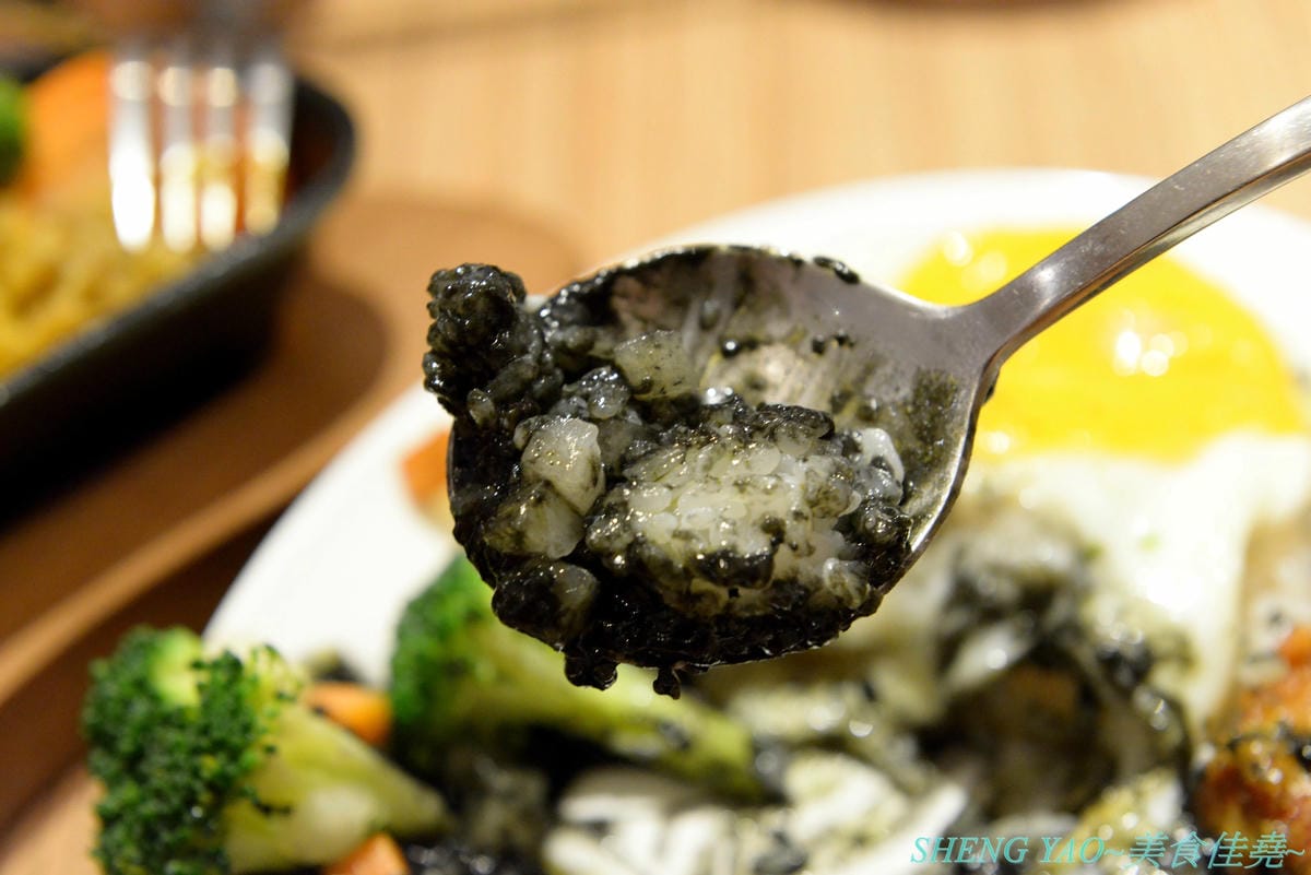 [台中南屯]Gyusya 牛舎炭火漢堡排專門店 – 台中新開的和風洋食餐廳,餐點主打現場手拍純牛肉漢堡排,黑咖哩和黑漆漆的炭火直烤雞也很特別,口味看個人,可愛店員妹妹大大加分。