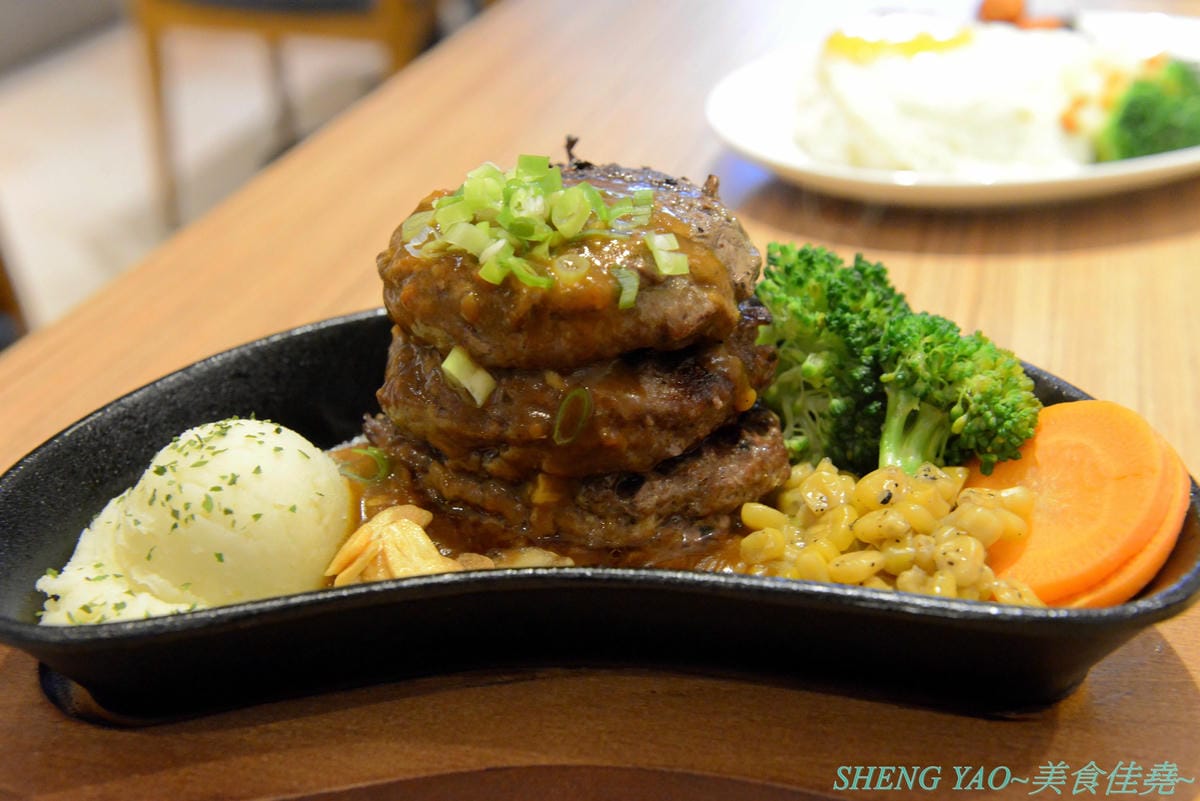 [台中南屯]Gyusya 牛舎炭火漢堡排專門店 – 台中新開的和風洋食餐廳,餐點主打現場手拍純牛肉漢堡排,黑咖哩和黑漆漆的炭火直烤雞也很特別,口味看個人,可愛店員妹妹大大加分。