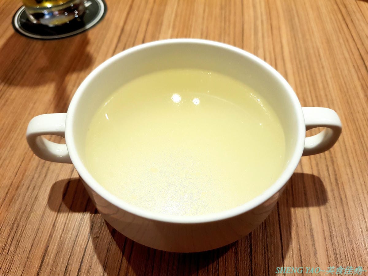 [台中南屯]Gyusya 牛舎炭火漢堡排專門店 – 台中新開的和風洋食餐廳,餐點主打現場手拍純牛肉漢堡排,黑咖哩和黑漆漆的炭火直烤雞也很特別,口味看個人,可愛店員妹妹大大加分。