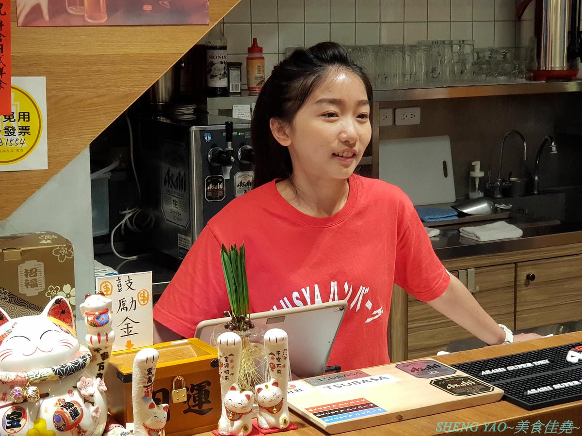 [台中南屯]Gyusya 牛舎炭火漢堡排專門店 – 台中新開的和風洋食餐廳,餐點主打現場手拍純牛肉漢堡排,黑咖哩和黑漆漆的炭火直烤雞也很特別,口味看個人,可愛店員妹妹大大加分。
