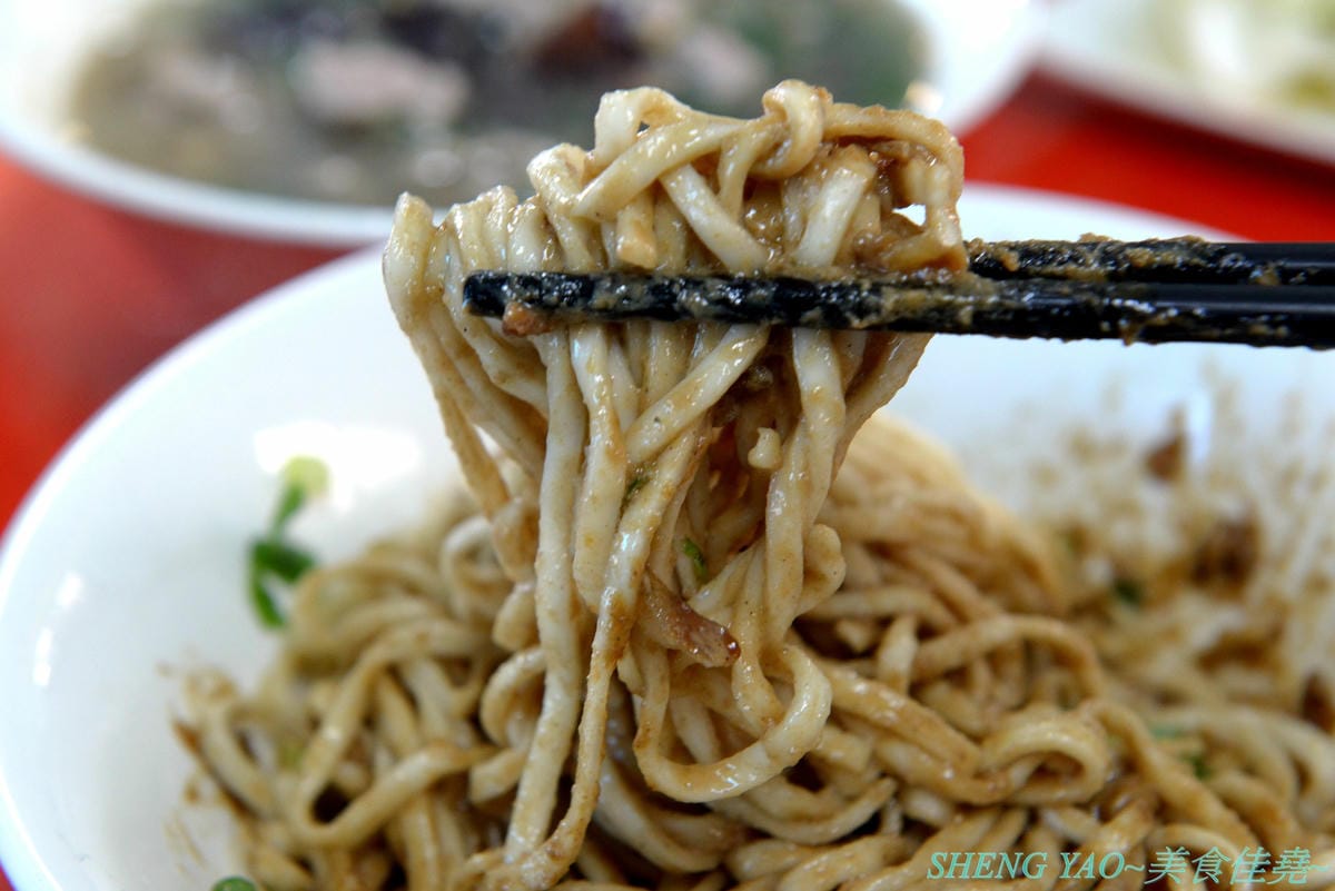 [台中沙鹿]一町牛肉麵 – 沙鹿許多網友推薦的牛肉麵店,大骨加上滷包和蔬果熬煮的湯頭口味特殊有記憶度,份量超大一碗肉給得也很多,店內免費加麵又加湯,讓人飽到撐,價格也十分平價,勞工朋友