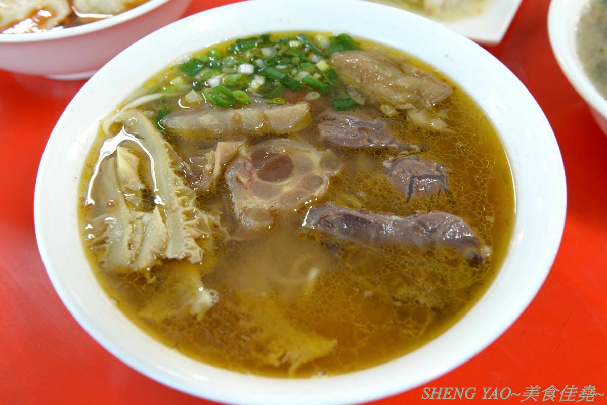[台中沙鹿]一町牛肉麵 – 沙鹿許多網友推薦的牛肉麵店,大骨加上滷包和蔬果熬煮的湯頭口味特殊有記憶度,份量超大一碗肉給得也很多,店內免費加麵又加湯,讓人飽到撐,價格也十分平價,勞工朋友