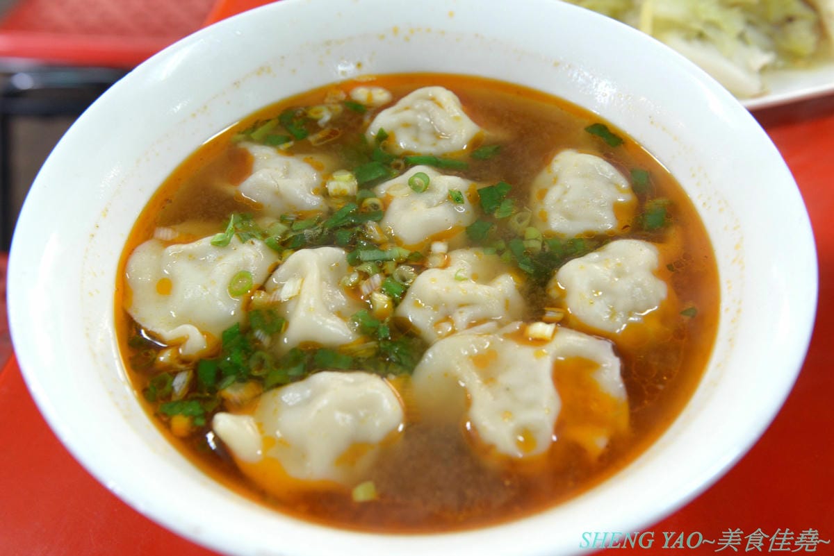 [台中沙鹿]一町牛肉麵 – 沙鹿許多網友推薦的牛肉麵店,大骨加上滷包和蔬果熬煮的湯頭口味特殊有記憶度,份量超大一碗肉給得也很多,店內免費加麵又加湯,讓人飽到撐,價格也十分平價,勞工朋友