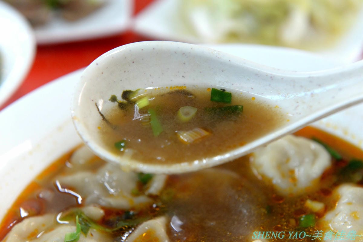[台中沙鹿]一町牛肉麵 – 沙鹿許多網友推薦的牛肉麵店,大骨加上滷包和蔬果熬煮的湯頭口味特殊有記憶度,份量超大一碗肉給得也很多,店內免費加麵又加湯,讓人飽到撐,價格也十分平價,勞工朋友