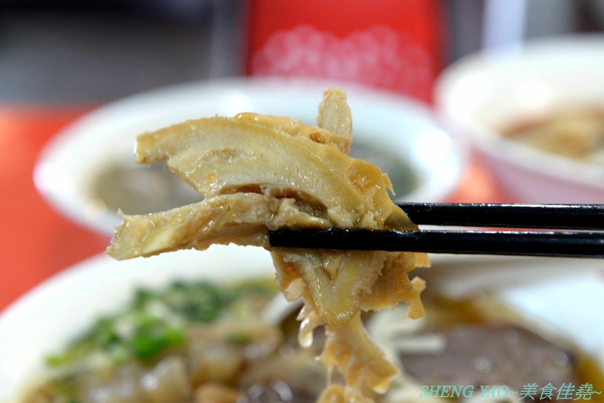 [台中沙鹿]一町牛肉麵 – 沙鹿許多網友推薦的牛肉麵店,大骨加上滷包和蔬果熬煮的湯頭口味特殊有記憶度,份量超大一碗肉給得也很多,店內免費加麵又加湯,讓人飽到撐,價格也十分平價,勞工朋友