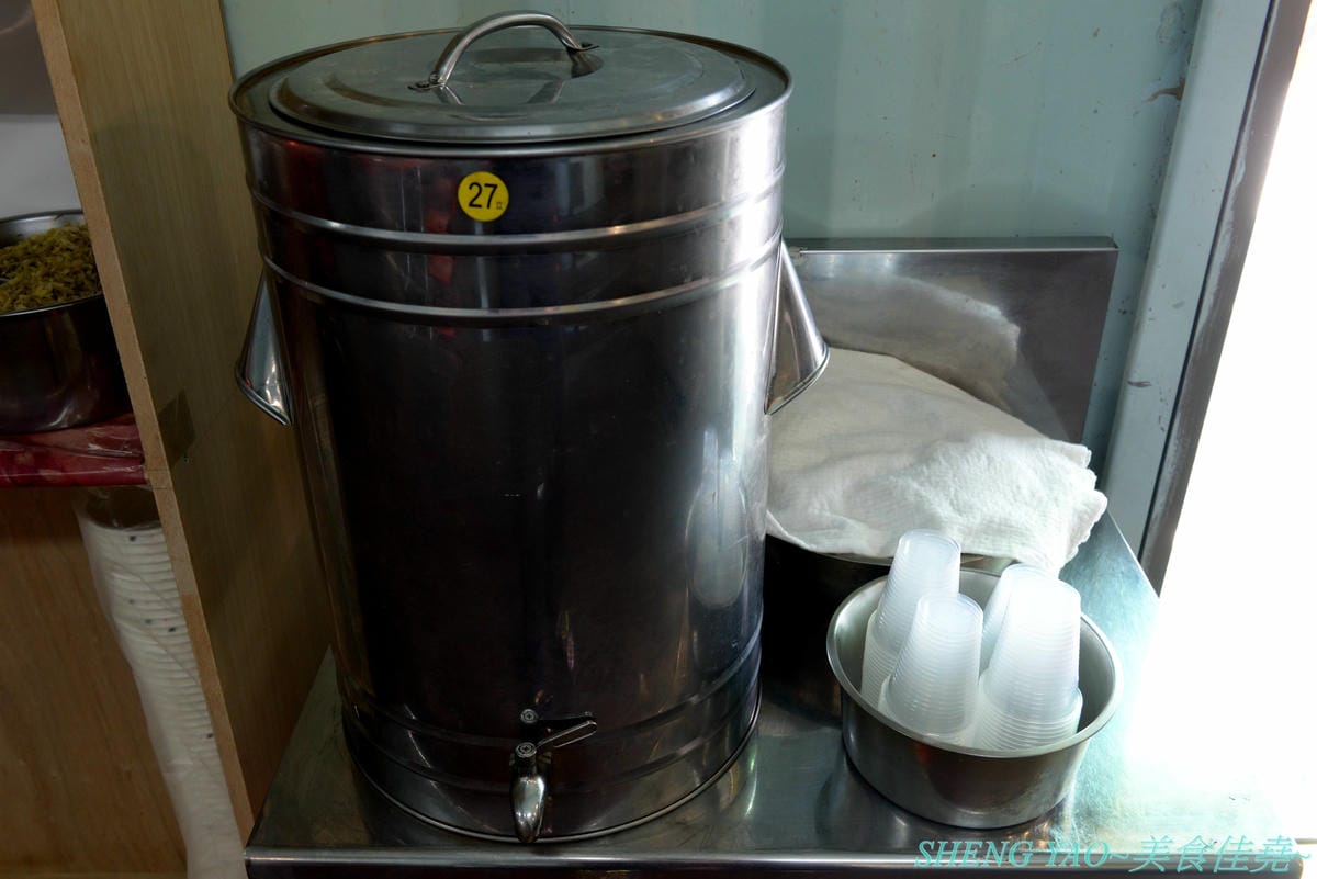 [台中沙鹿]一町牛肉麵 – 沙鹿許多網友推薦的牛肉麵店,大骨加上滷包和蔬果熬煮的湯頭口味特殊有記憶度,份量超大一碗肉給得也很多,店內免費加麵又加湯,讓人飽到撐,價格也十分平價,勞工朋友