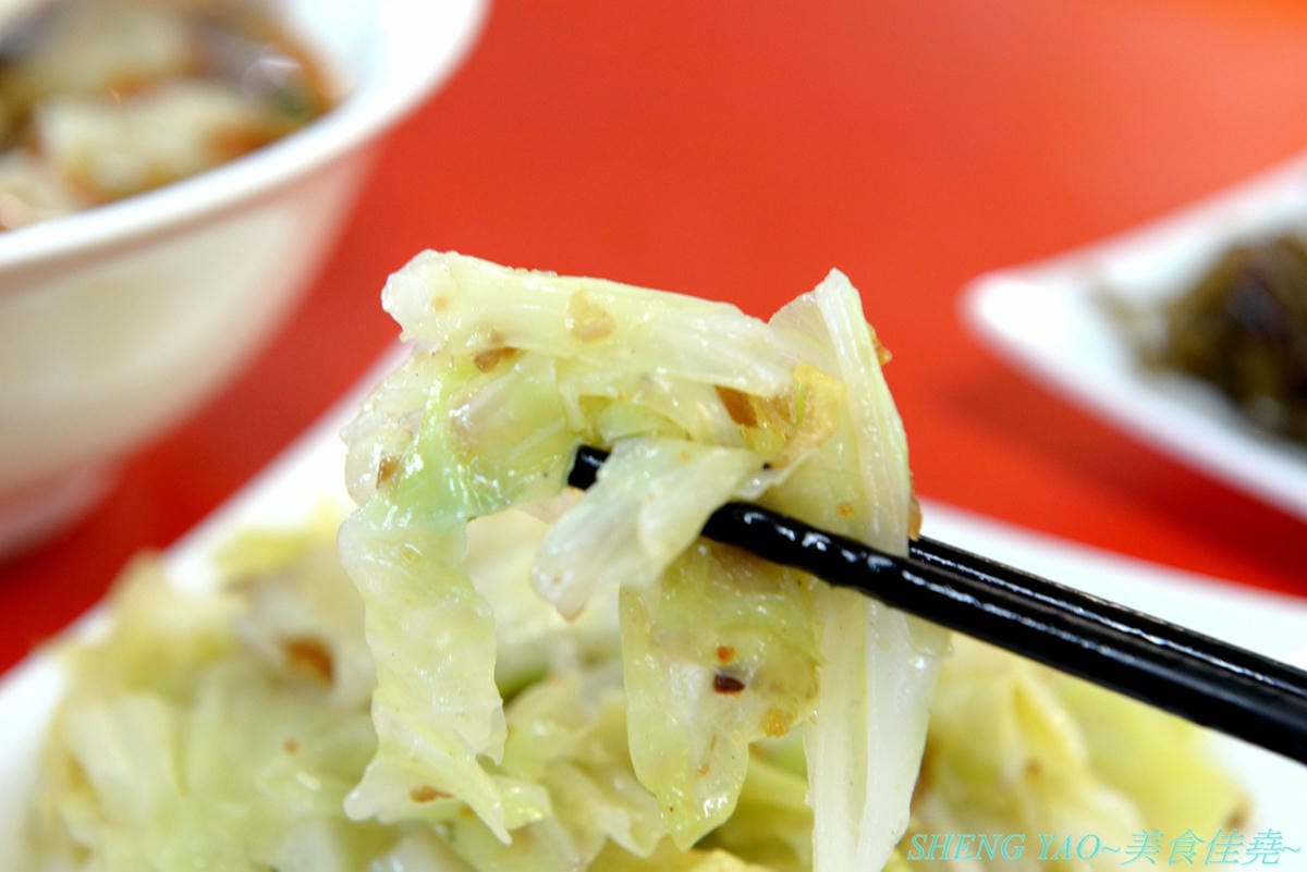 [台中沙鹿]一町牛肉麵 – 沙鹿許多網友推薦的牛肉麵店,大骨加上滷包和蔬果熬煮的湯頭口味特殊有記憶度,份量超大一碗肉給得也很多,店內免費加麵又加湯,讓人飽到撐,價格也十分平價,勞工朋友