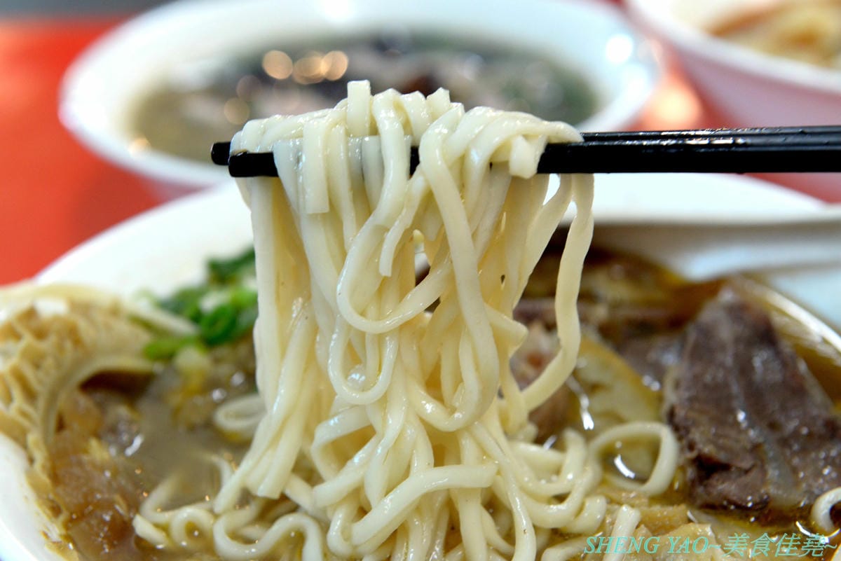 [台中沙鹿]一町牛肉麵 – 沙鹿許多網友推薦的牛肉麵店,大骨加上滷包和蔬果熬煮的湯頭口味特殊有記憶度,份量超大一碗肉給得也很多,店內免費加麵又加湯,讓人飽到撐,價格也十分平價,勞工朋友
