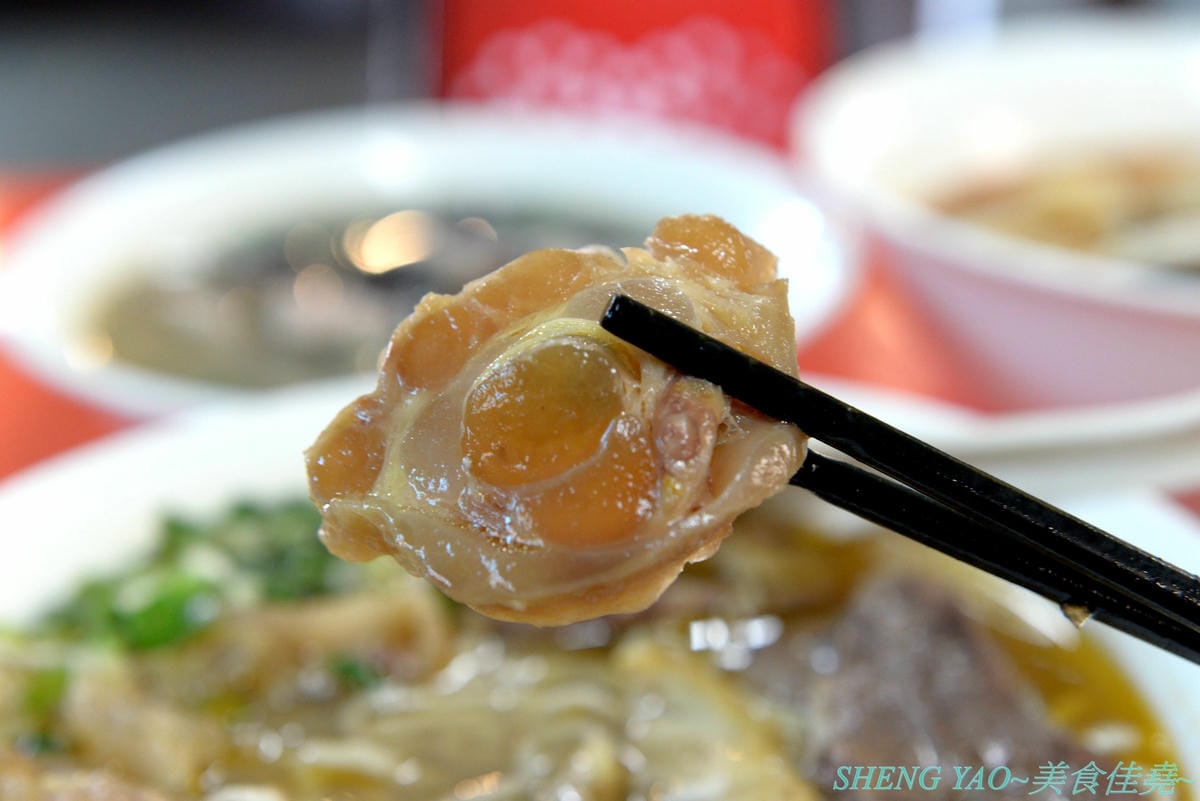 [台中沙鹿]一町牛肉麵 – 沙鹿許多網友推薦的牛肉麵店,大骨加上滷包和蔬果熬煮的湯頭口味特殊有記憶度,份量超大一碗肉給得也很多,店內免費加麵又加湯,讓人飽到撐,價格也十分平價,勞工朋友