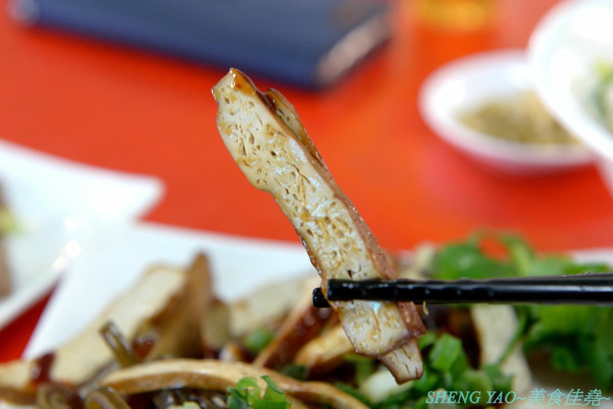 [台中沙鹿]一町牛肉麵 – 沙鹿許多網友推薦的牛肉麵店,大骨加上滷包和蔬果熬煮的湯頭口味特殊有記憶度,份量超大一碗肉給得也很多,店內免費加麵又加湯,讓人飽到撐,價格也十分平價,勞工朋友