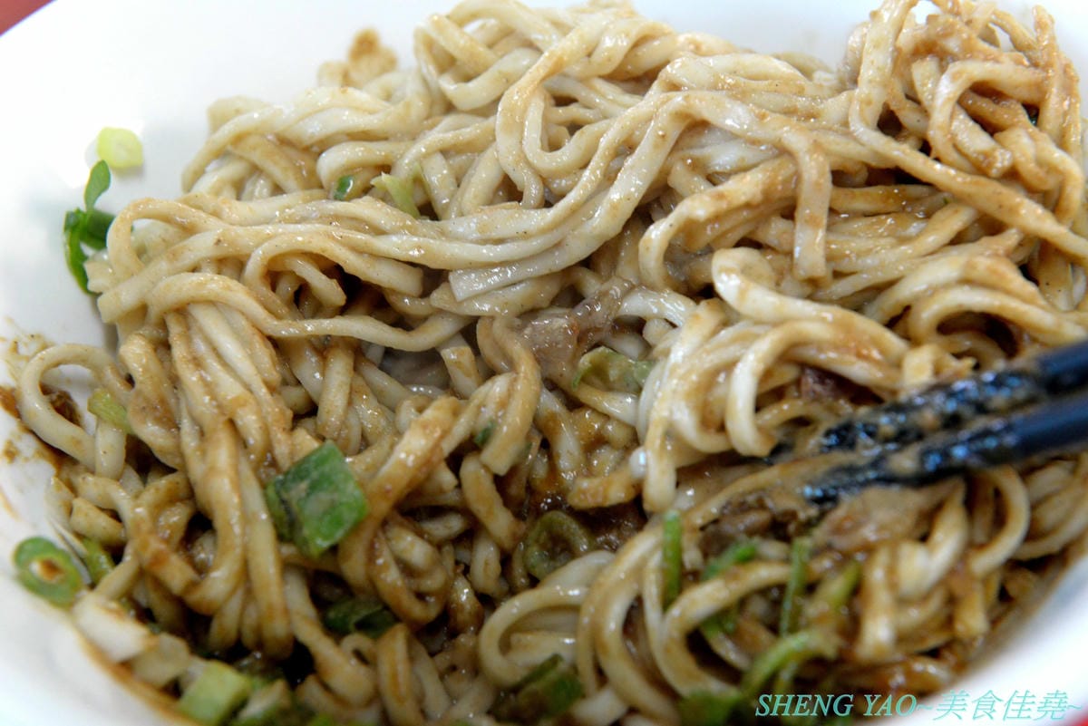[台中沙鹿]一町牛肉麵 – 沙鹿許多網友推薦的牛肉麵店,大骨加上滷包和蔬果熬煮的湯頭口味特殊有記憶度,份量超大一碗肉給得也很多,店內免費加麵又加湯,讓人飽到撐,價格也十分平價,勞工朋友