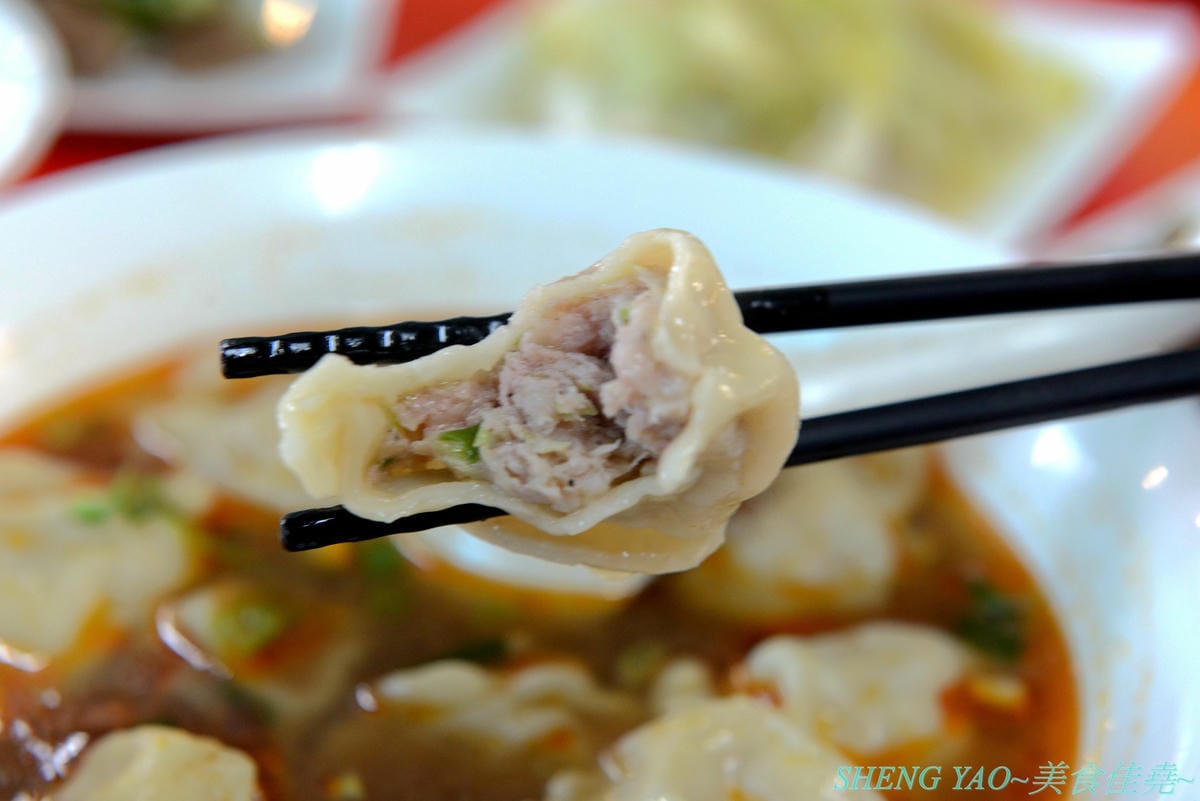 [台中沙鹿]一町牛肉麵 – 沙鹿許多網友推薦的牛肉麵店,大骨加上滷包和蔬果熬煮的湯頭口味特殊有記憶度,份量超大一碗肉給得也很多,店內免費加麵又加湯,讓人飽到撐,價格也十分平價,勞工朋友