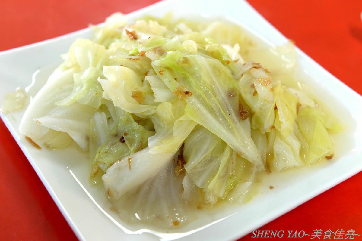 [台中沙鹿]一町牛肉麵 – 沙鹿許多網友推薦的牛肉麵店,大骨加上滷包和蔬果熬煮的湯頭口味特殊有記憶度,份量超大一碗肉給得也很多,店內免費加麵又加湯,讓人飽到撐,價格也十分平價,勞工朋友